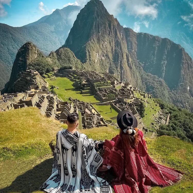 Pareja en ciudadela de Machu Picchu